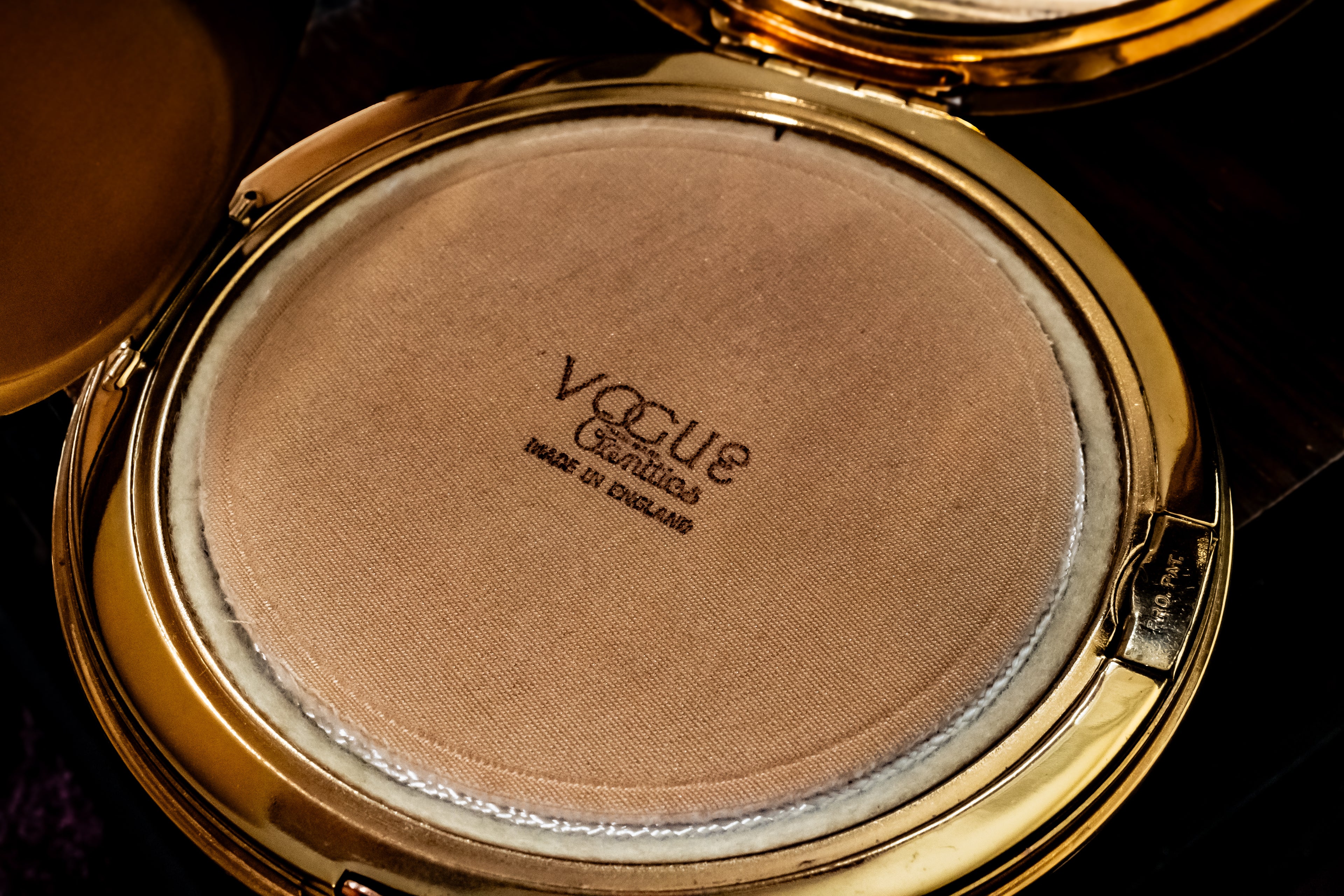 Vogue Cosmetics Special Edition Commemorative Powder Compact, Worshipful Company of Framework Knitters, London 1949, New
