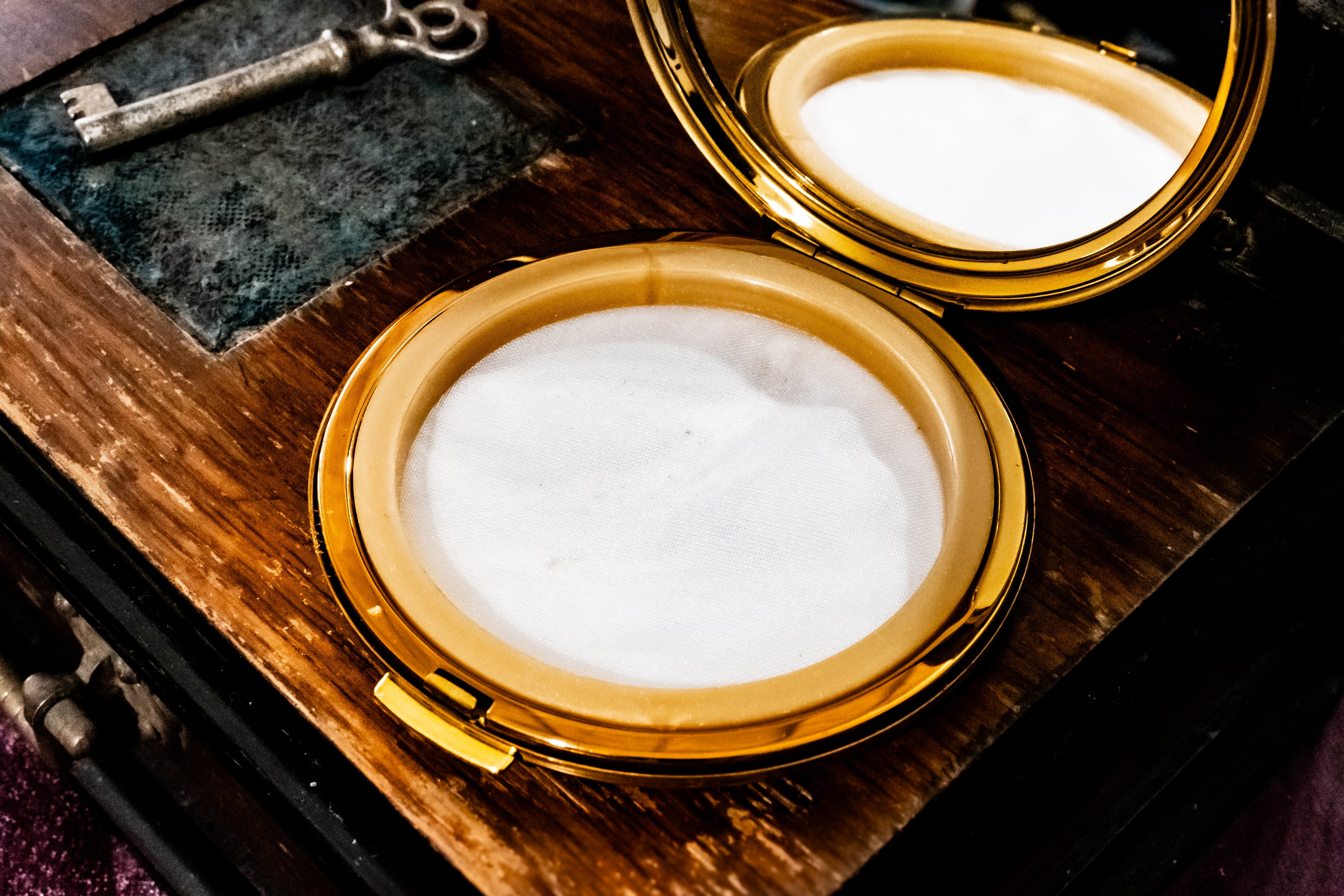 Stratton Wedding Bouquet White Enamel Round Powder Compact, New, Made in England, Original Box