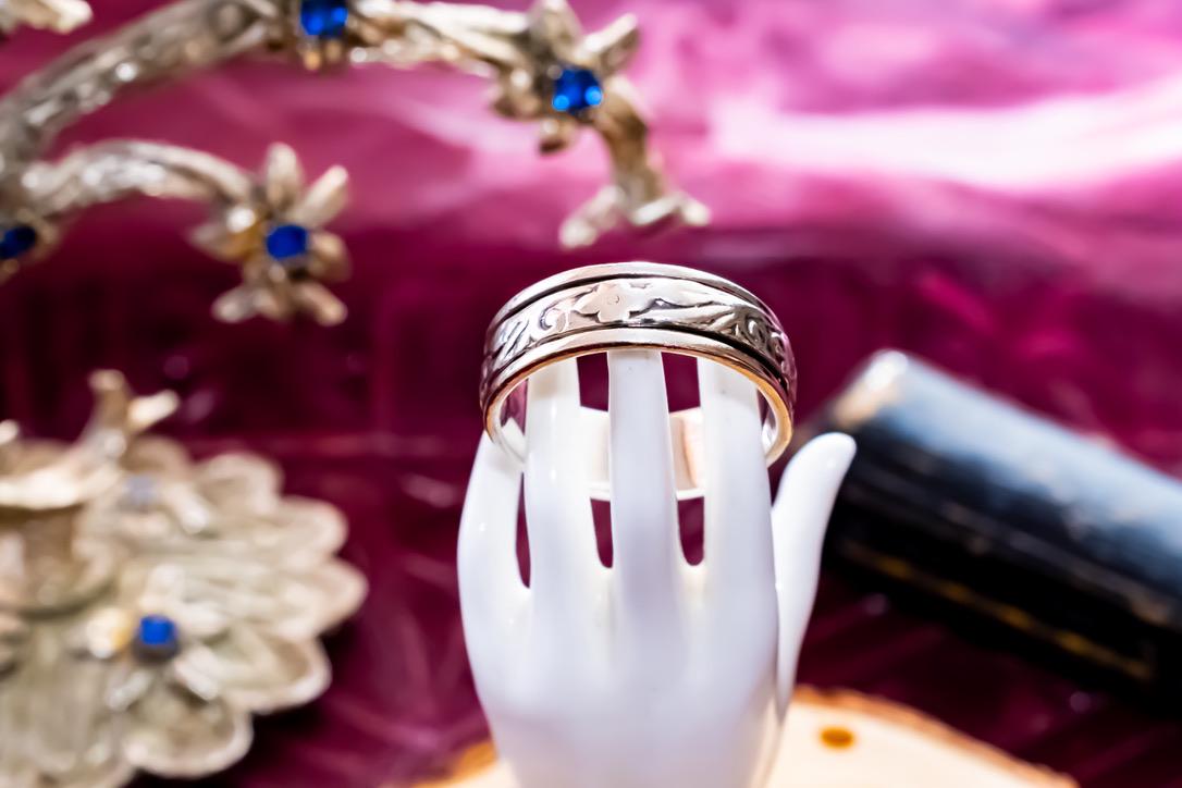 Vintage 925 Sterling Silver Floral Spinner Ring. Engraved Spinning Band