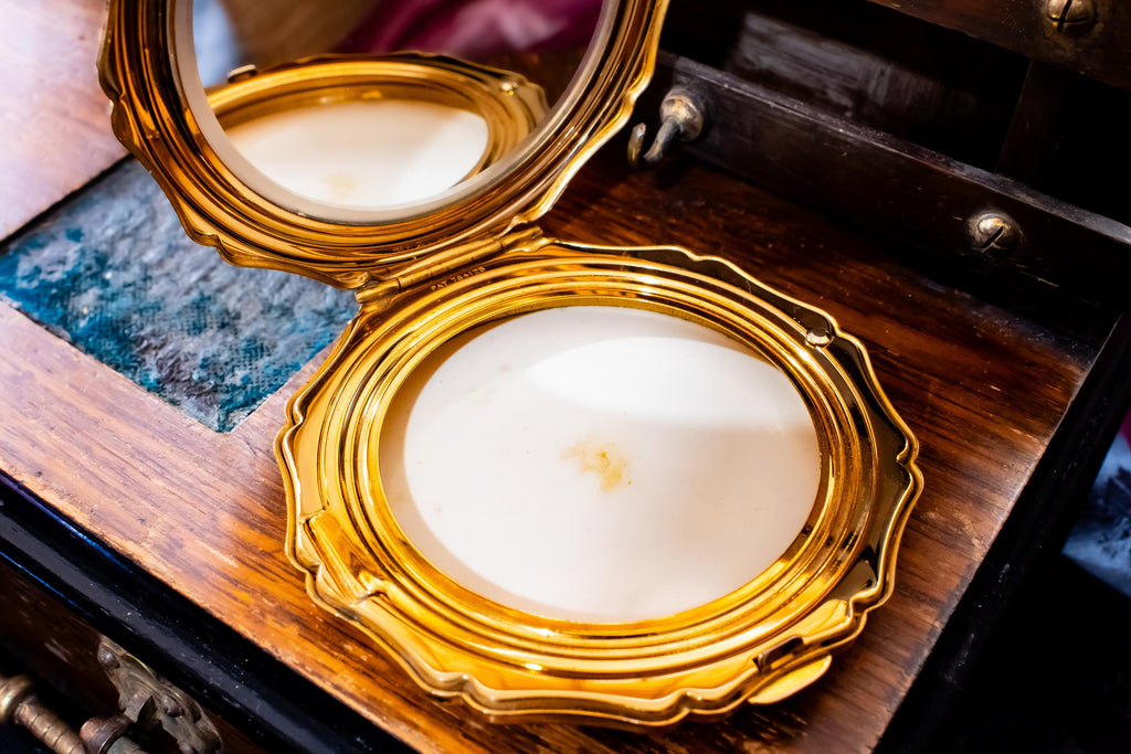 Vintage Stratton White Floral Powder Compact. Lavender Blooms Gold Trim, Shadow and Silver Vault.