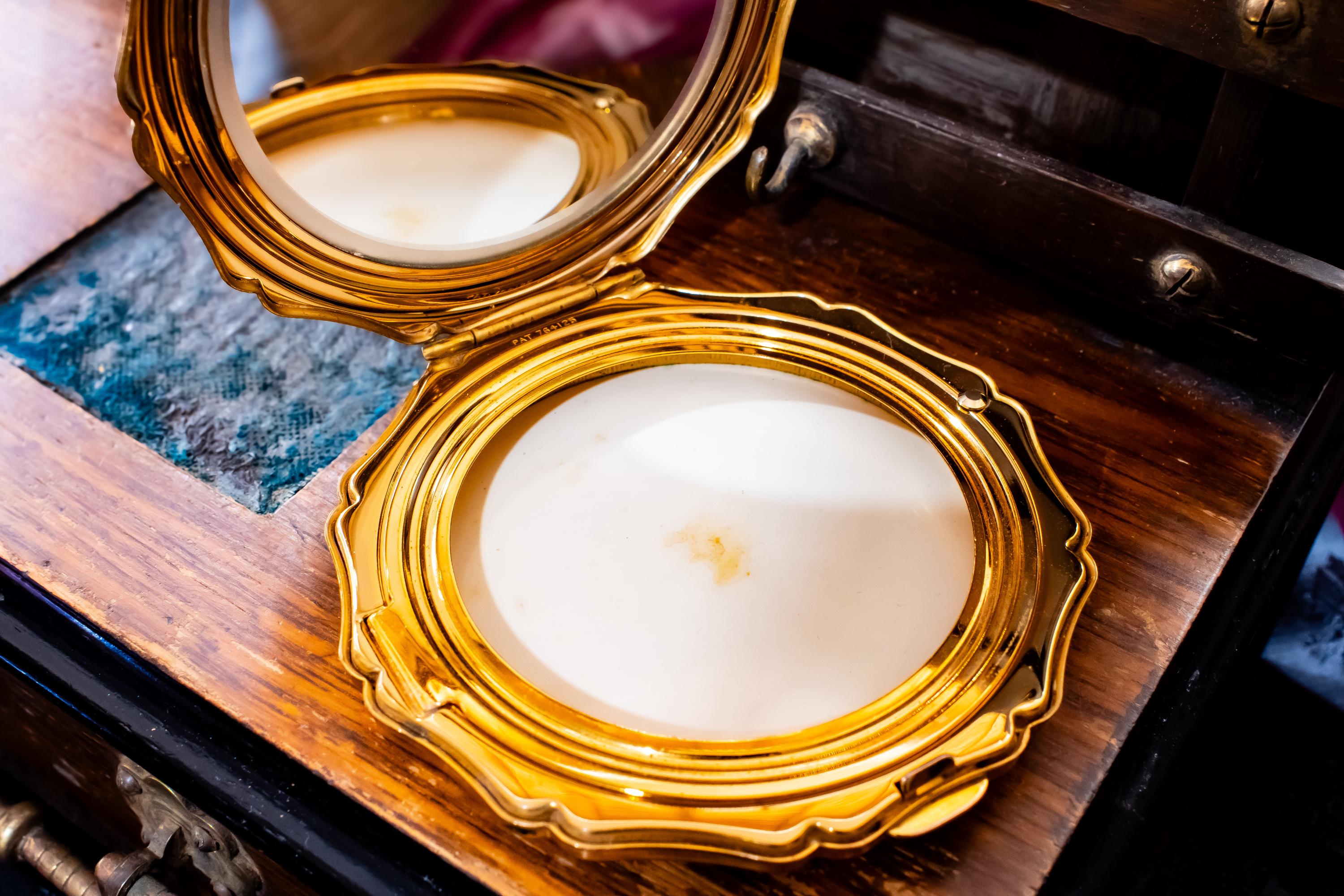 Vintage Stratton White Floral Powder Compact. Lavender Blooms Gold Trim, Shadow and Silver Vault.