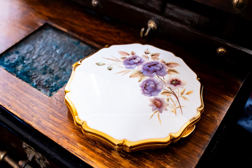 Vintage Stratton White Floral Powder Compact. Lavender Blooms Gold Trim, Shadow and Silver Vault.