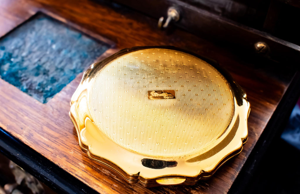Vintage Stratton White Floral Powder Compact. Lavender Blooms Gold Trim, Shadow and Silver Vault.