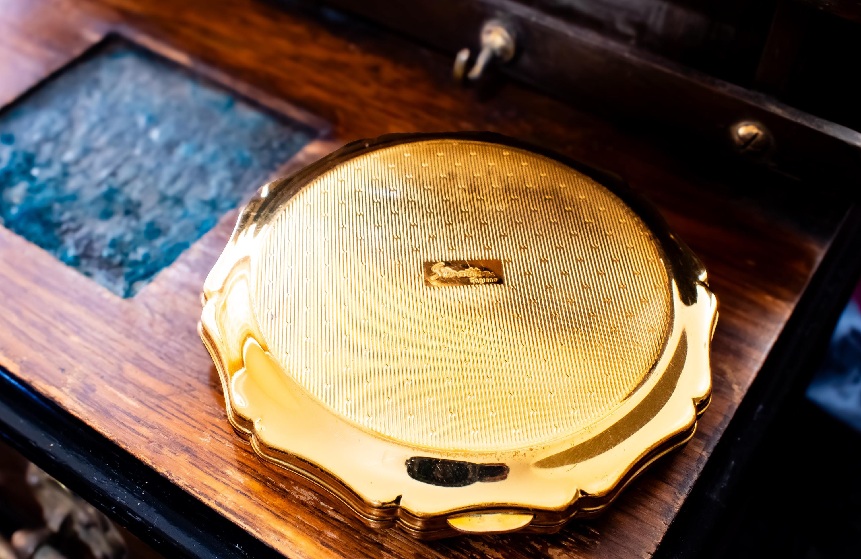 Vintage Stratton White Floral Powder Compact. Lavender Blooms Gold Trim, Shadow and Silver Vault.