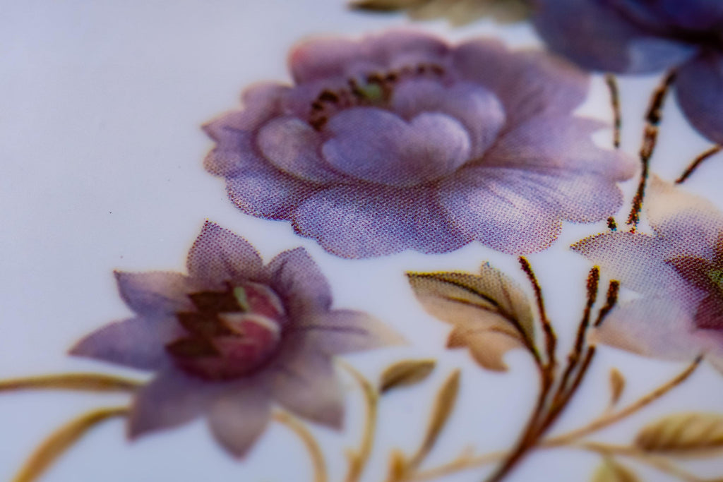 Vintage Stratton White Floral Powder Compact. Lavender Blooms Gold Trim, Shadow and Silver Vault.