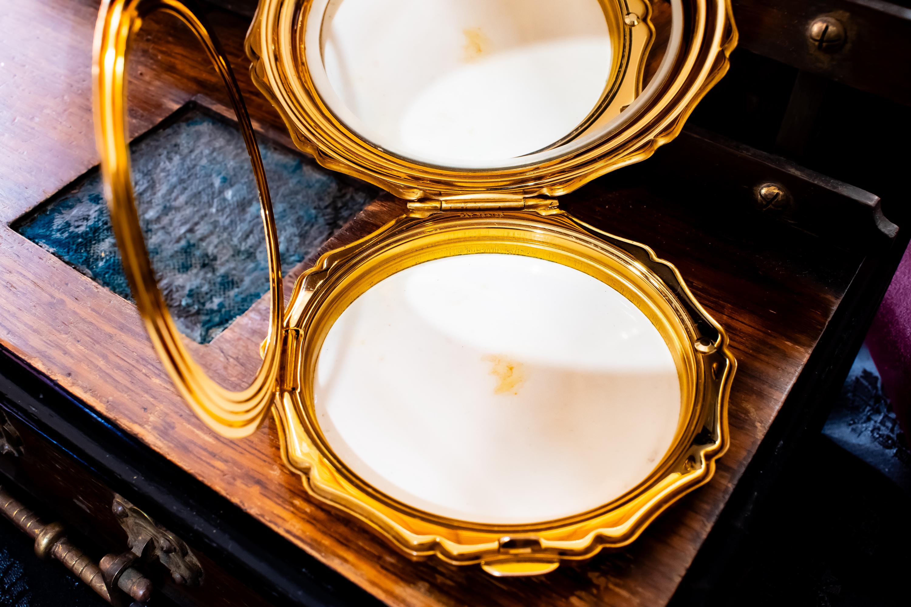 Vintage Stratton White Floral Powder Compact. Lavender Blooms Gold Trim, Shadow and Silver Vault.