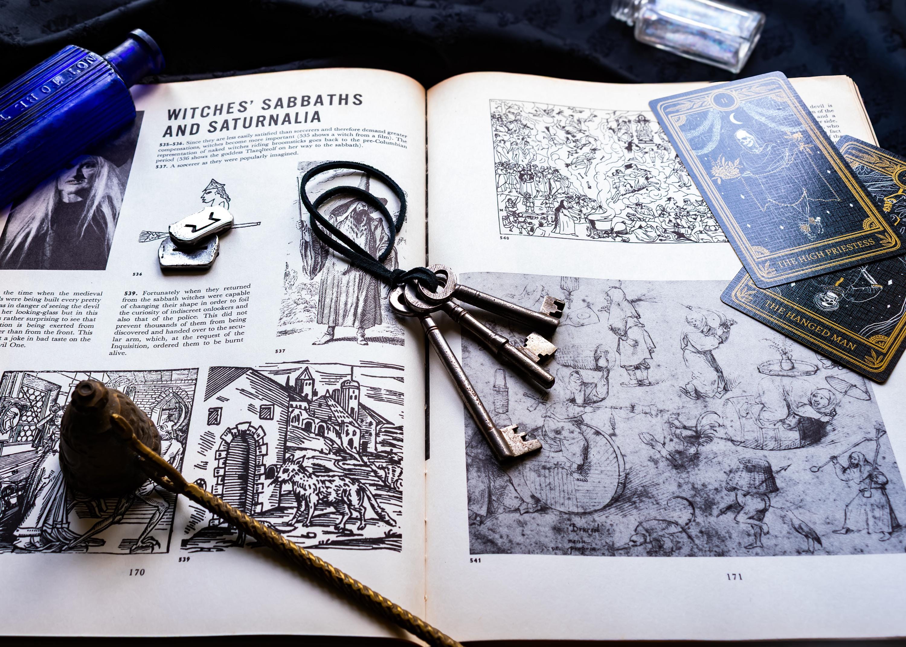 Antique Cast Iron Skeleton Keys Bundle