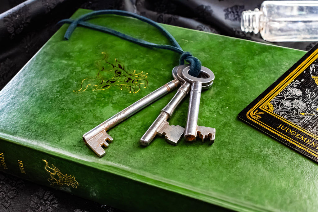 Antique Cast Iron Skeleton Keys Bundle