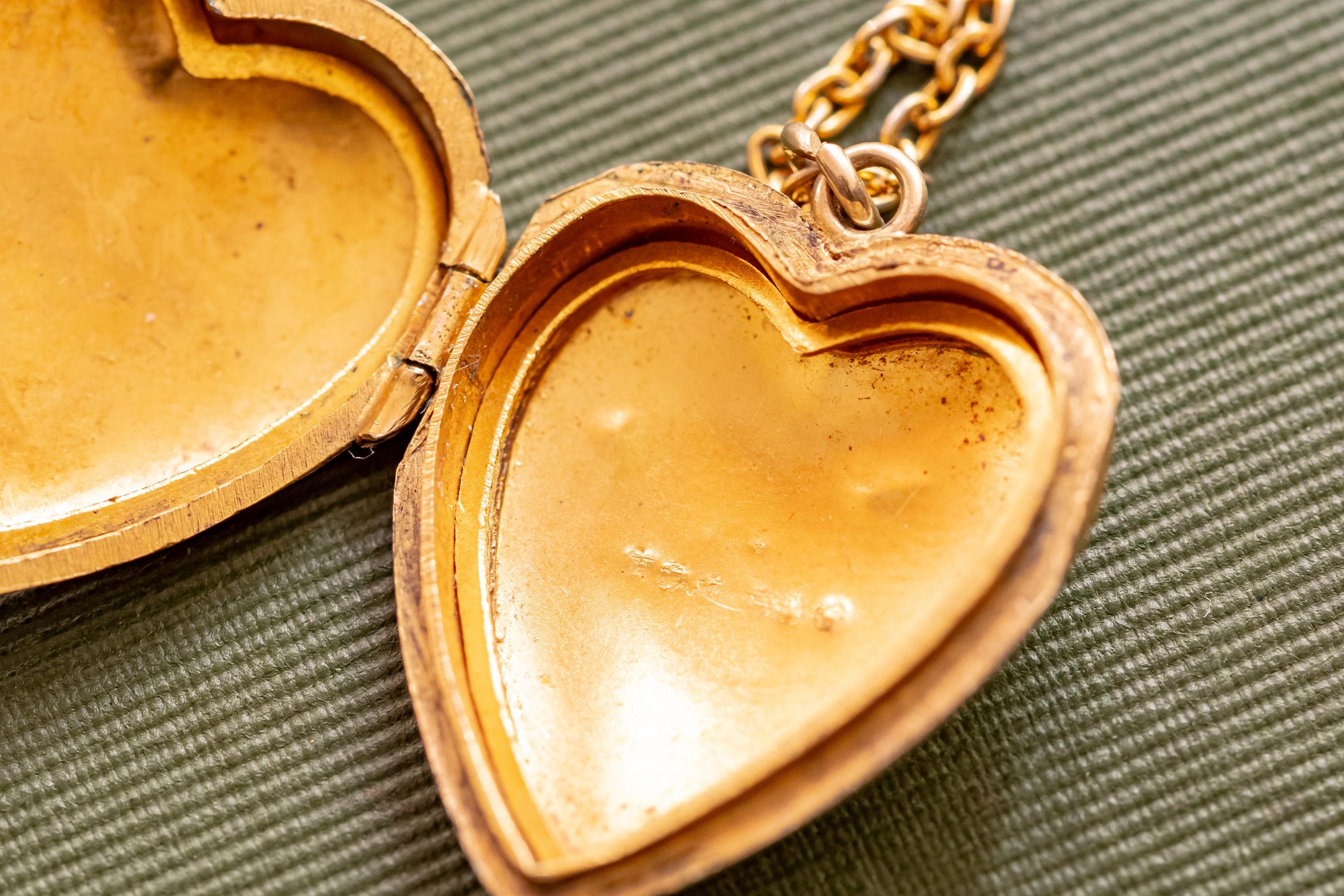 Antique 9ct Gold Back & Front Heart Engraved Locket