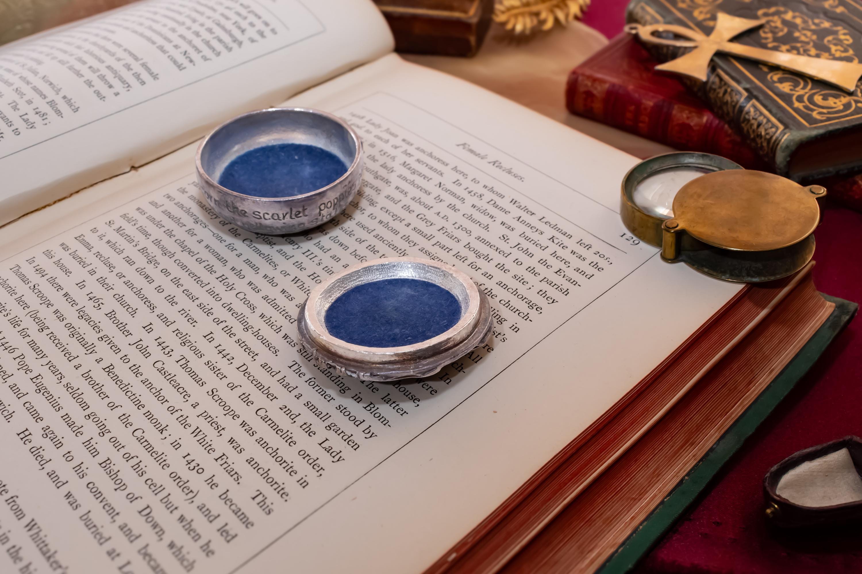 Vintage 1989 Silver plated round trinket pot by Silver Scenes featuring a sculpted poppy flower and bee on the lid, opening to a blue velvet interior.